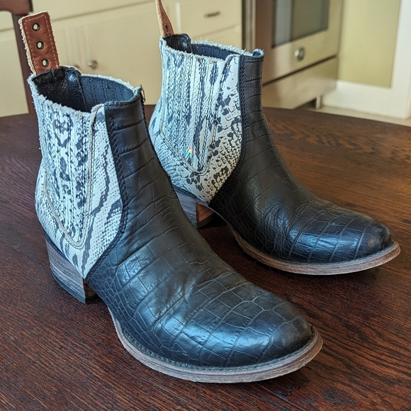Black and Gray Crocodile Pattern Men's Boots - Picture 1 of 4